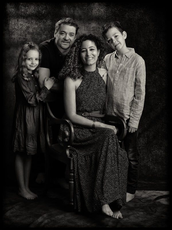 photo de famille, photo de famille en noir et blanc, studio photo, photo noir et blanc, photographe, Boissy Saint Léger, Val de Marne, 94