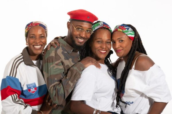 photo de famille métisse sur fond blanc